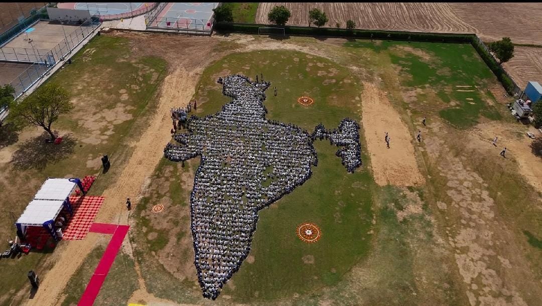 कार्यक्रम में पहुंचे विधायक लक्ष्मण सिंह यादव साथ में अन्य। स्रोत : प्रशासन