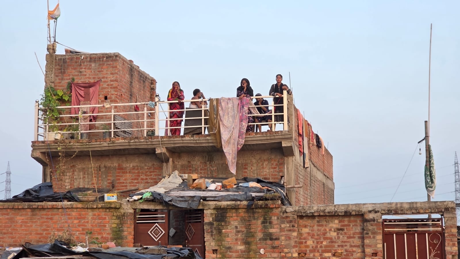 बाढ़ से परेशान लोग।