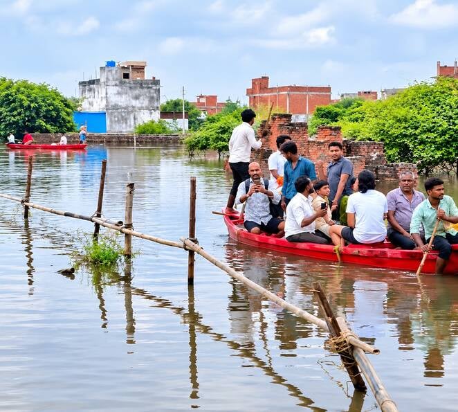 बाढ़ से परेशान लोग।