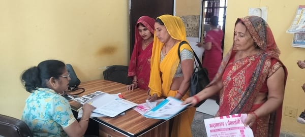 महिलाओं का परीक्षण करती डॉक्टर