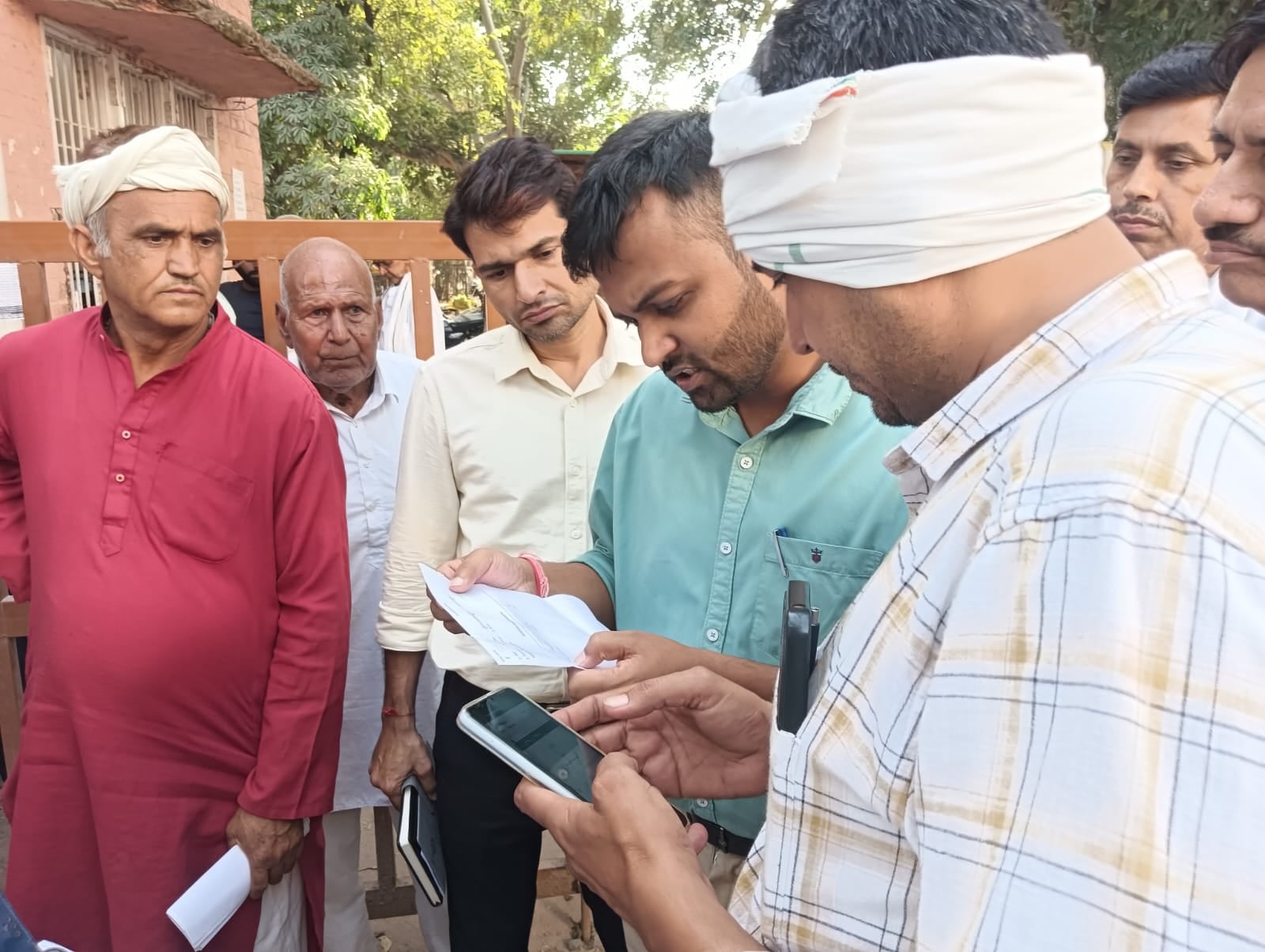 अनाज मंडी गेट के बाहर लगी ट्रैक्टर की कतार। संवाद