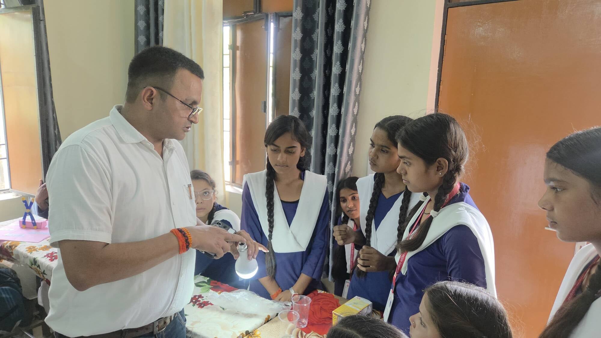छात्राओं ने लगाई विज्ञान प्रदर्शनी