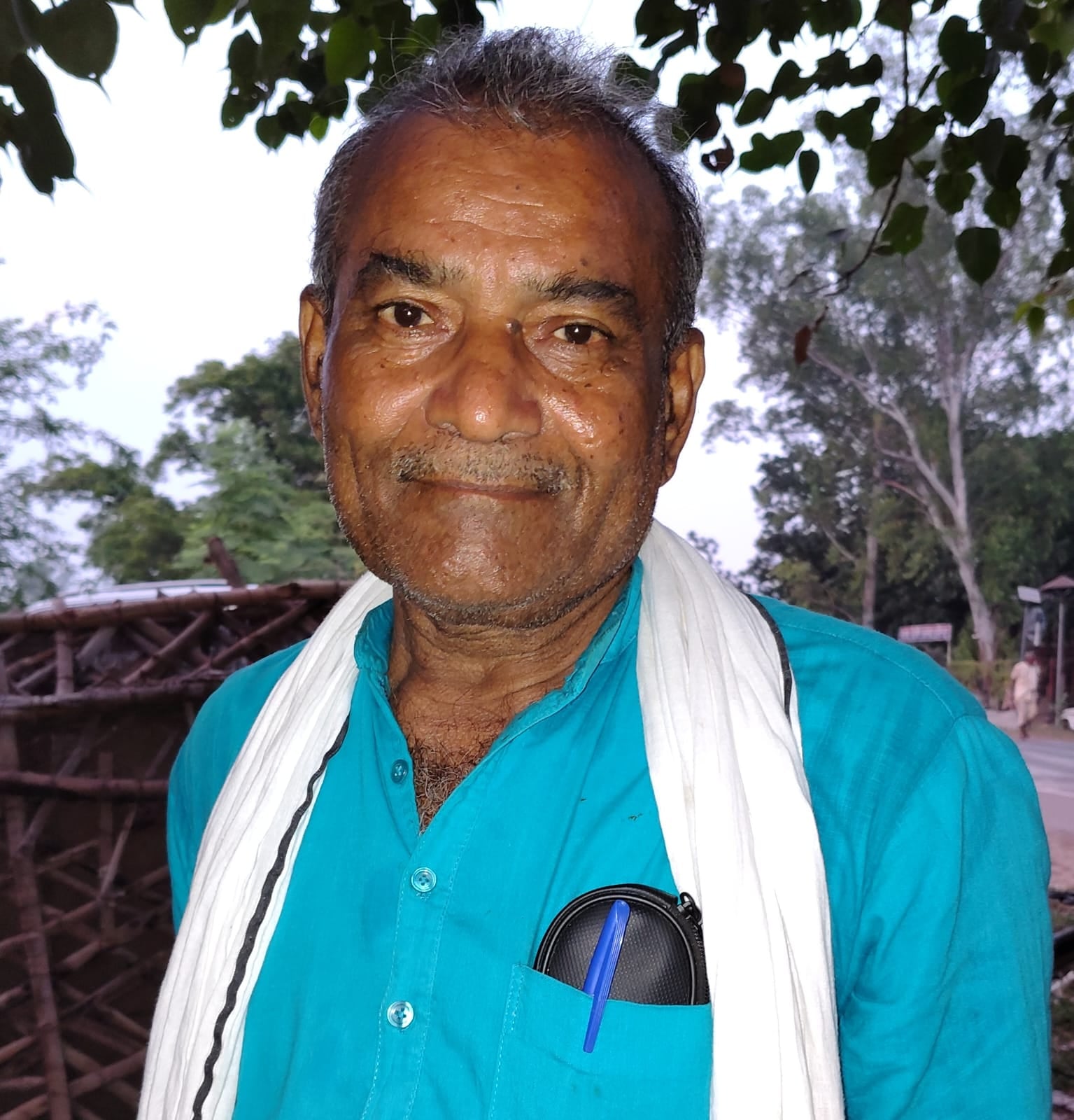 फोटो 09 एचएएमपी 33- बिवांर सहकारी समिति में खाद के लिए जुटे किसान। संवाद