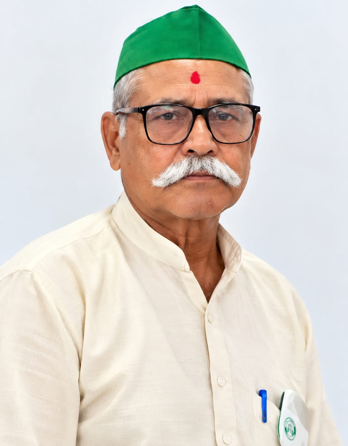 फोटो 09 एचएएमपी 33- बिवांर सहकारी समिति में खाद के लिए जुटे किसान। संवाद