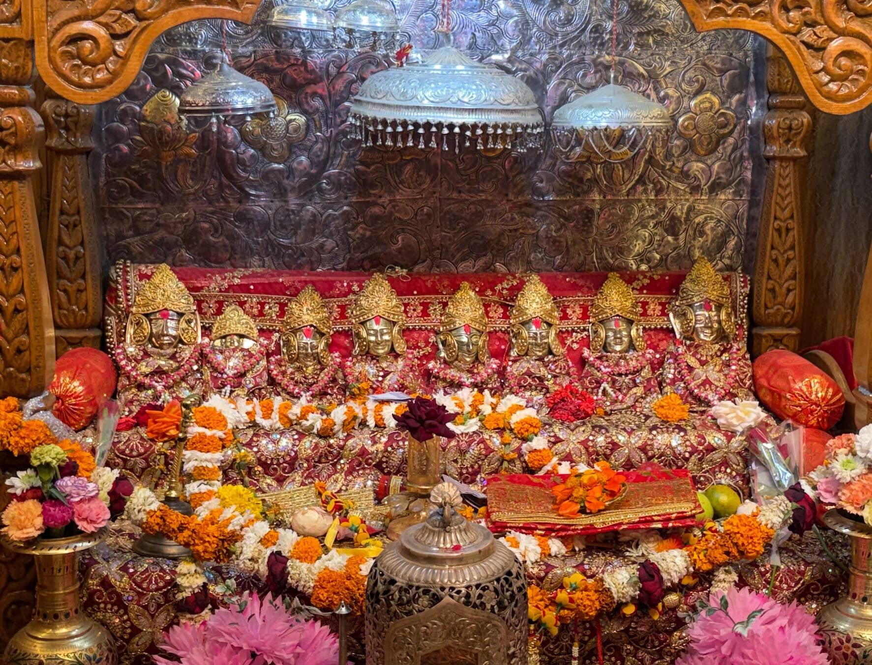 सोलन शहर के मां शूलिनी मंदिर में नवरात्रों को लेकर लगाई गई लाइटें। संवाद