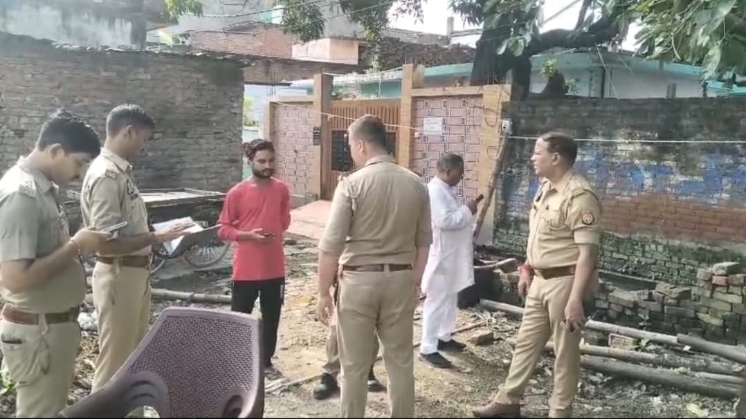 श्यामा दुलारी और उनकी बेटी पूजा की मौत के बाद जांच करती पुलिस। श्यामा दुलारी और उनकी बेटी पूजा की मौत के बाद जांच करती पुलिस।
