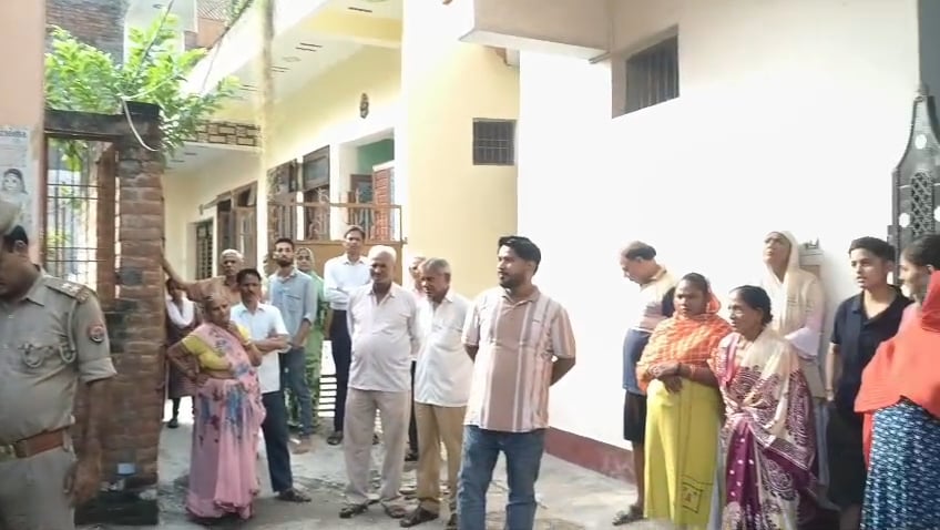श्यामा दुलारी और उनकी बेटी पूजा की मौत के बाद जांच करती पुलिस। श्यामा दुलारी और उनकी बेटी पूजा की मौत के बाद जांच करती पुलिस।