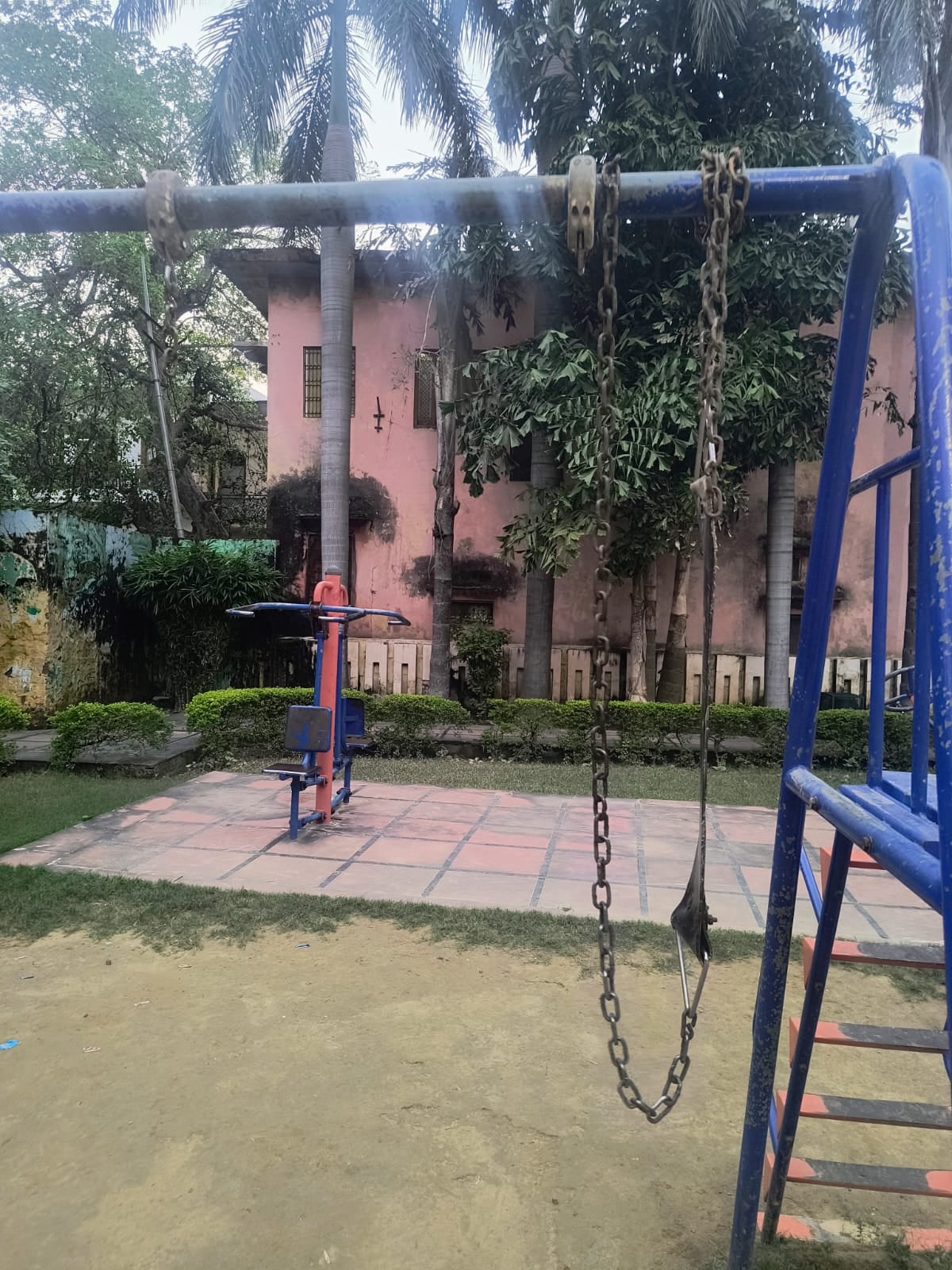 आवास विकास स्थित शहीद रमेश चंद्र पार्क में टूटे झूले। संवाद