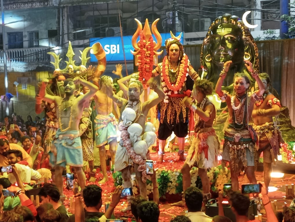 चिलबिला में रविवार को रामलीला समिति द्वारा आयोजित शिव विवाह कार्यक्रम में जयमाल का मनमोहक दृश