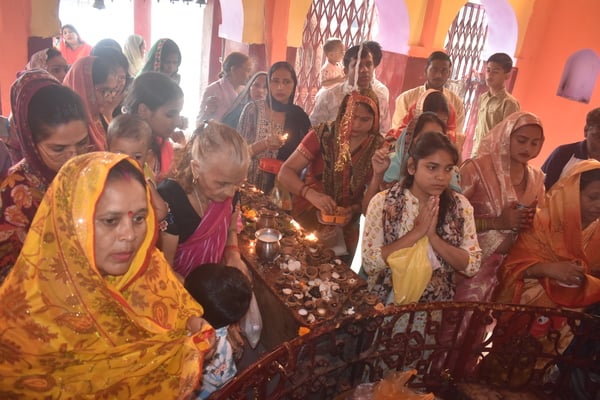 खुर्जा के श्रीनव दुर्गा शक्ति मंदिर में मां शैलपुत्री के स्वरूप में सजी माता की मूर्ति। संवाद
