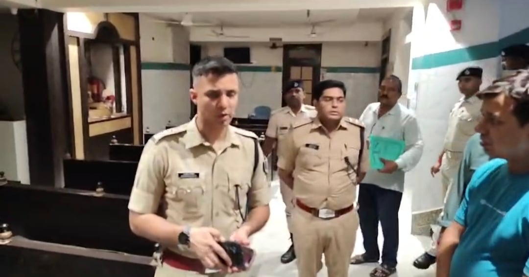 अस्पताल में पहुँचे पुलिसकर्मी, जांच करते हुए