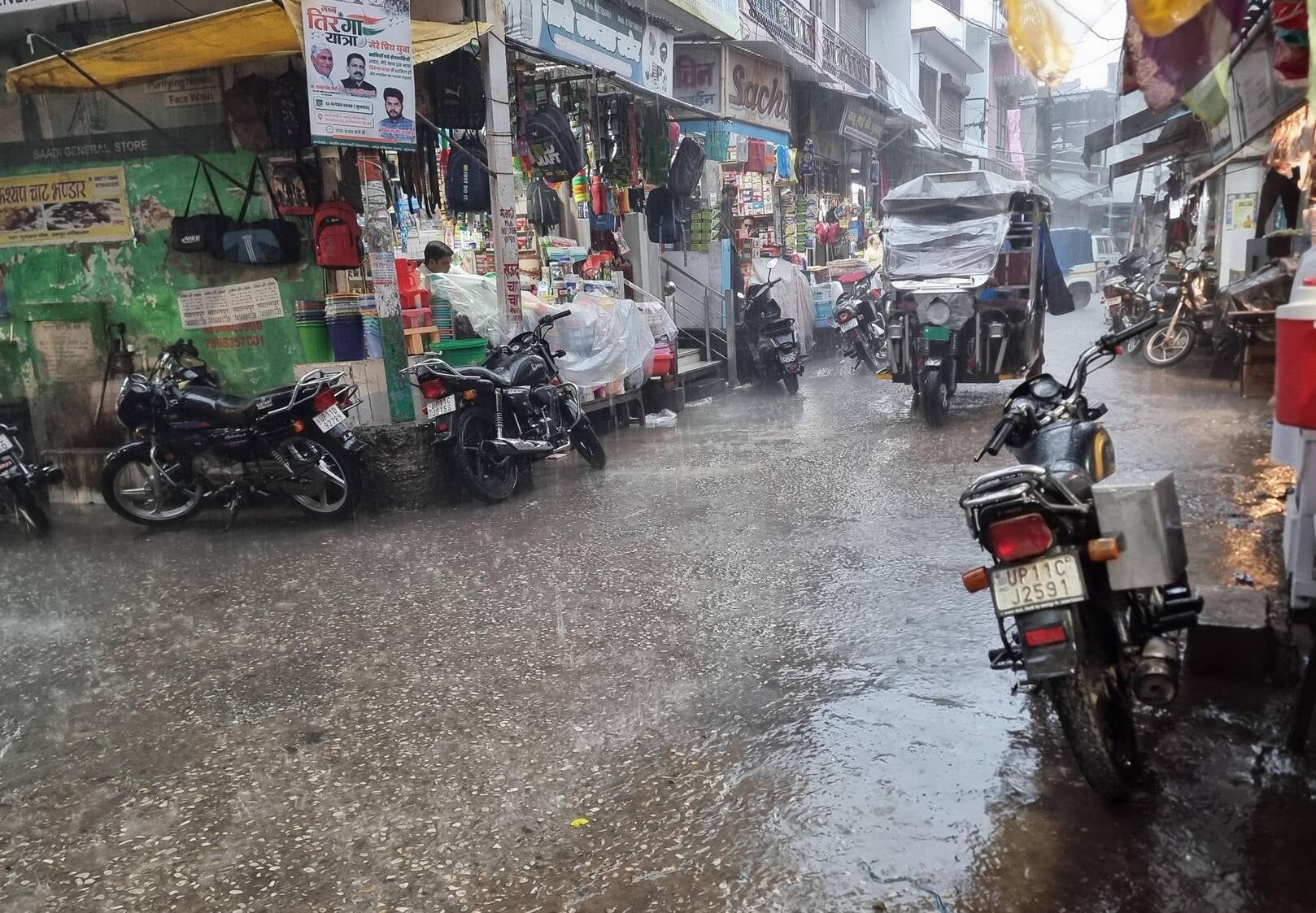 बरसात और आंधी में दिल्ली रोड पर गिरा पेड़। संवाद