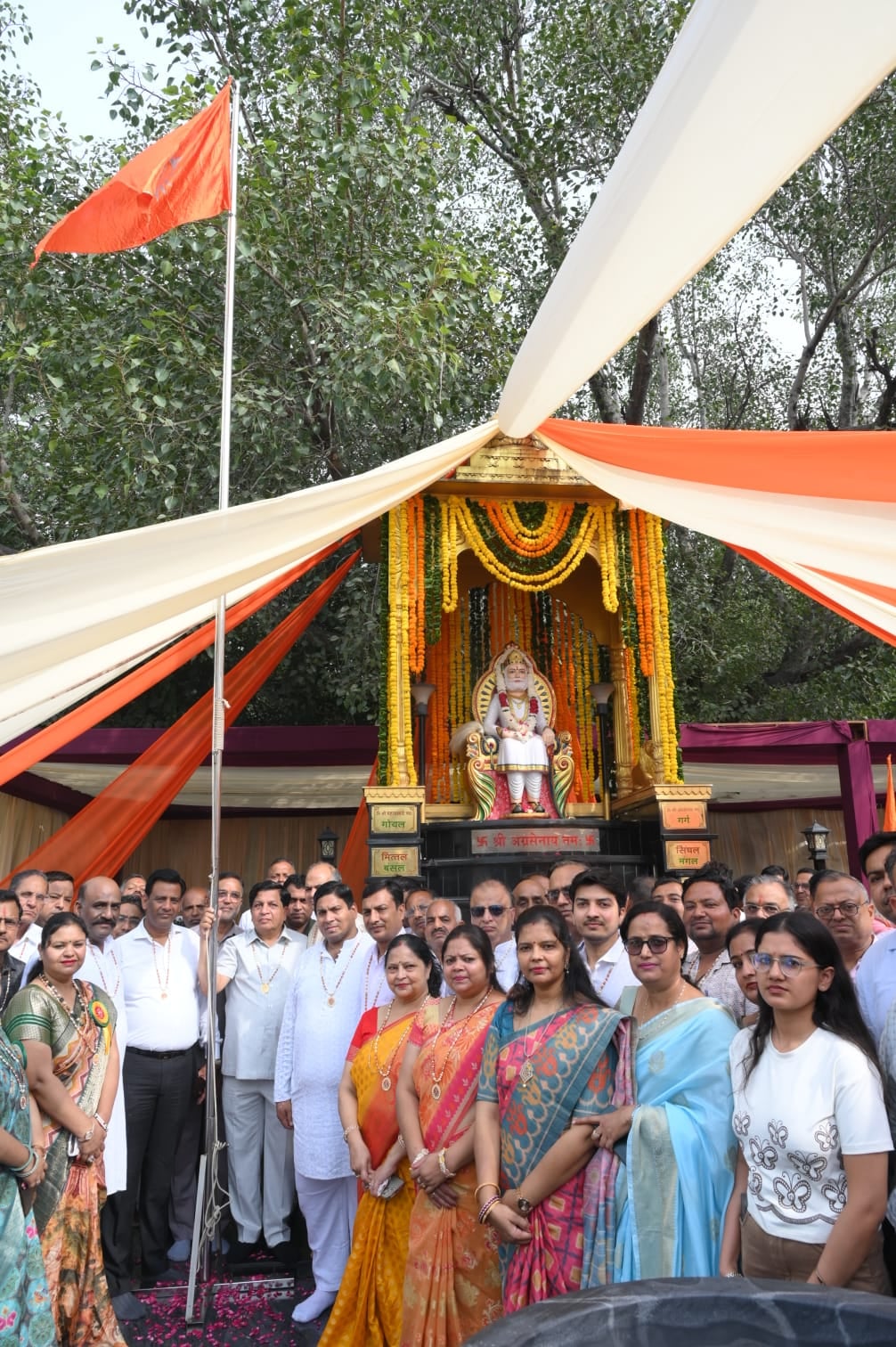 महाराजा अग्रसेन की जयंती मनाते अग्रवाल समाज। स्रोत : समाज