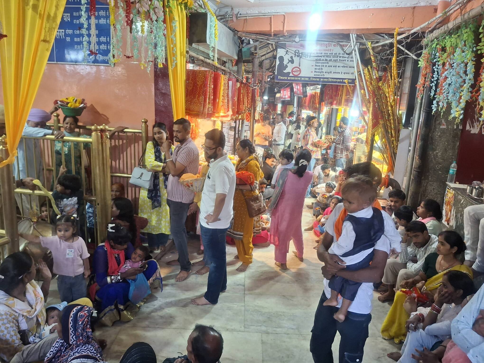 प्रसिद्ध प्रवचनकर्ता एवं भजन गायिका जया किशोरी ने शक्तिपीठ मां चिंतपूर्णी के दरबार में पहुंचकर 