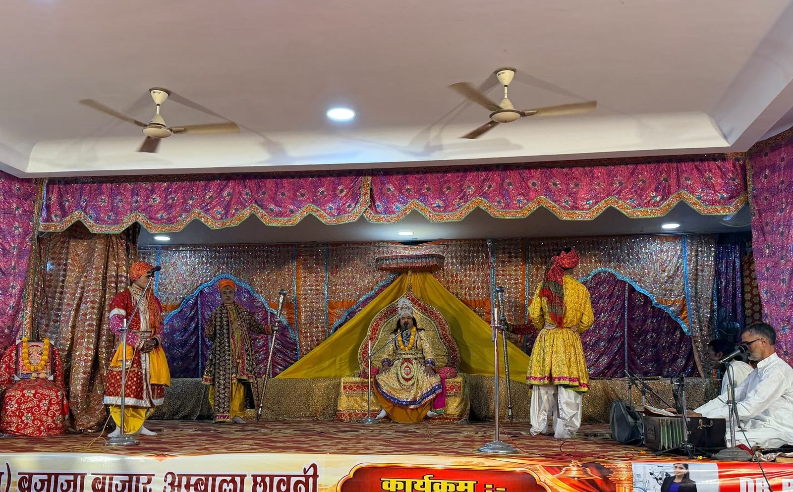 अंबाला छावनी के खुखरेन भवन में आयोजित रामलीला में मंचन करते कलाकार। सभा