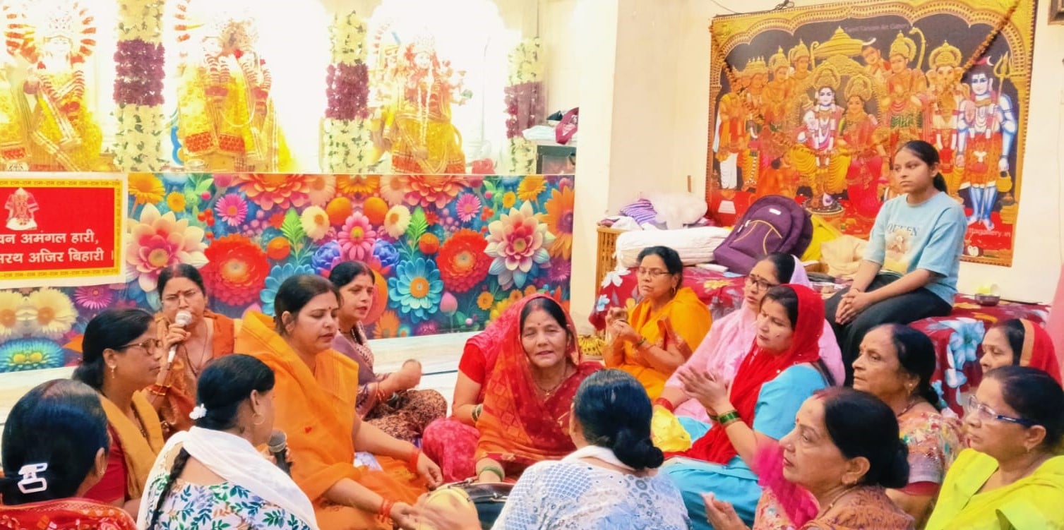 कुर्रियाकलां क्षेत्र के रामखेड़ा के देवी मंदिर पर भागवत कथा सुनाते व्यास आशीष वाजपेयी। संवाद