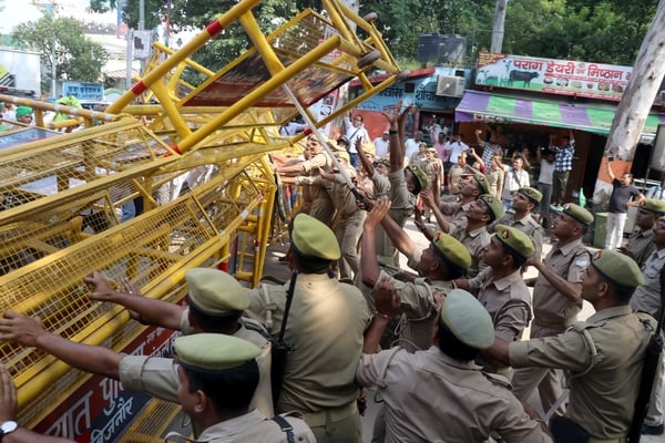 बिजनौर में प्रदर्शन करते हुए कलक्ट्रेट जाते भाकियू लोकशक्ति के कार्यकर्ता। संवाद