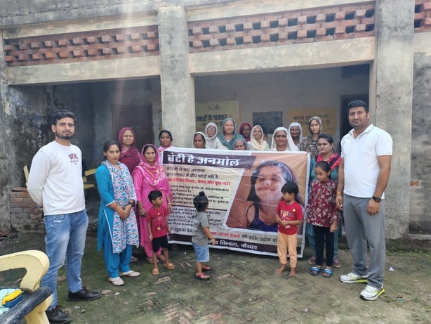 खेड़ी राओ वाली में जागरूकता कार्यक्रम के दौरान मौजूद स्वास्थ्य कर्मचारी व ग्रामीण। विज्ञप्ति