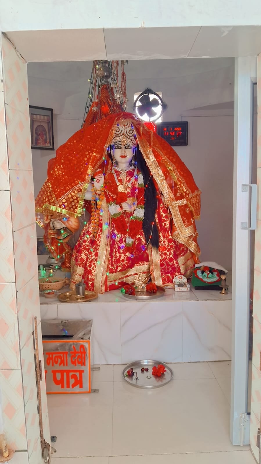शिवालिक की पहाड़ी पर बना माता मंत्रा देवी का मंदिर। आर्काइव