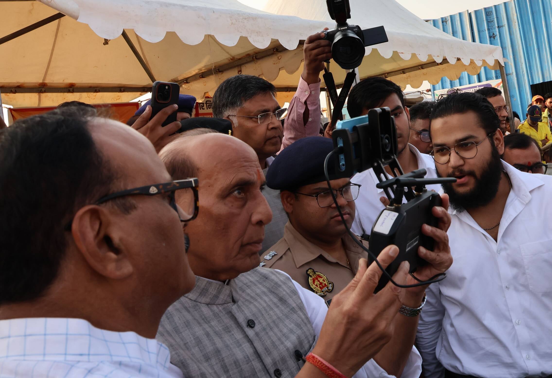 फैजुल्लागंज में बाढ़ प्रभावितों से हाल जानते और बाढ़ की स्थिति का ड्रोन से जायजा लेते रक्षामंत्