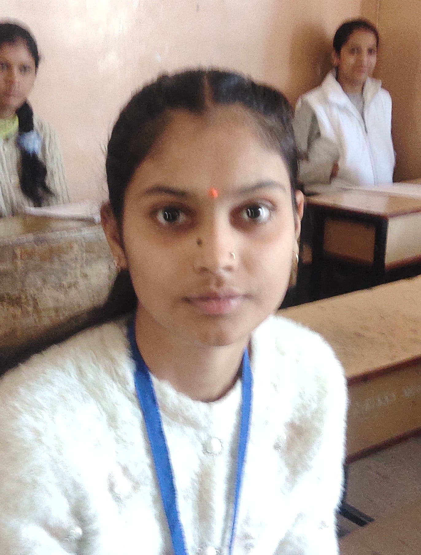 सोलन शहर के कन्या स्कूल में आयोजित अमर उजाला अतुल माहेश्वरी छात्रवृत्ति परीक्षा के दौरान मौजूद 