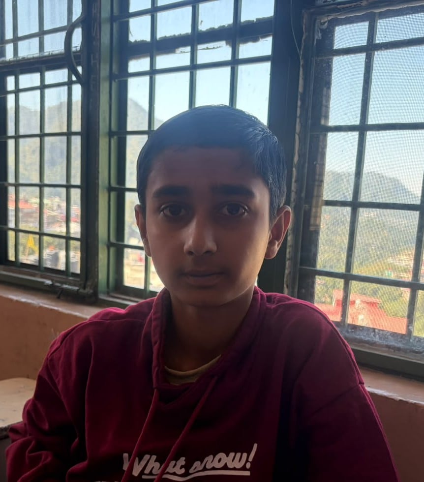 सोलन शहर के कन्या स्कूल में आयोजित अमर उजाला अतुल माहेश्वरी छात्रवृत्ति परीक्षा के दौरान मौजूद 