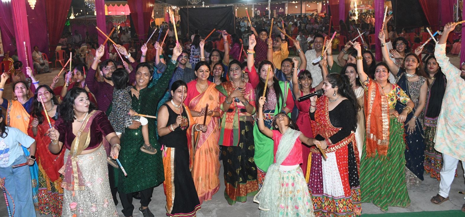 शहर में सजे दुर्गा पंडालों में आयोजित डांडिया, गरबा व धुनुचि नृत्य।