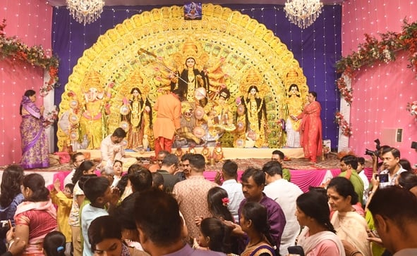 शहर में सजे दुर्गा पंडालों में आयोजित डांडिया, गरबा व धुनुचि नृत्य।