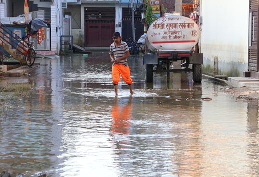 फैजुल्लागंज में बाढ़ का पानी उतरा... नजर आए सड़कों के जख्म।