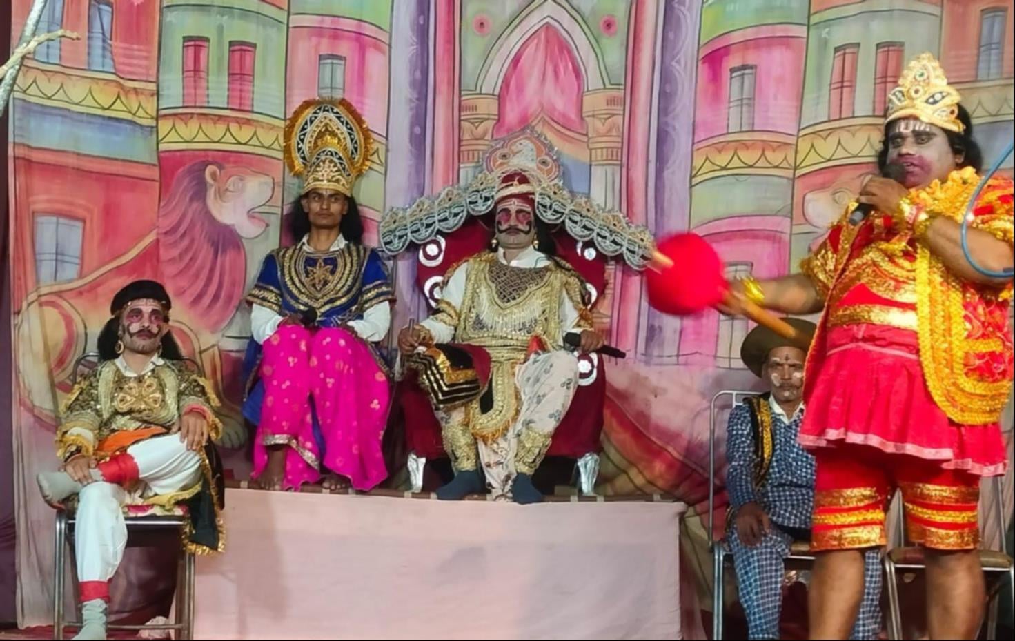 गोंडा में रामलीला का मंचन करते कलाकार।