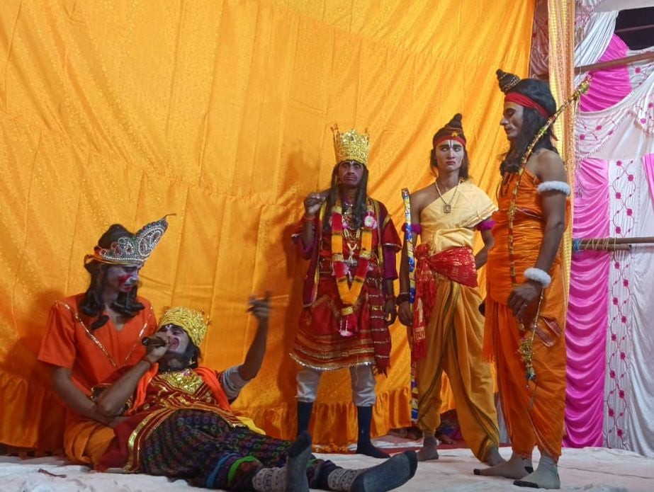गोंडा में रामलीला का मंचन करते कलाकार।