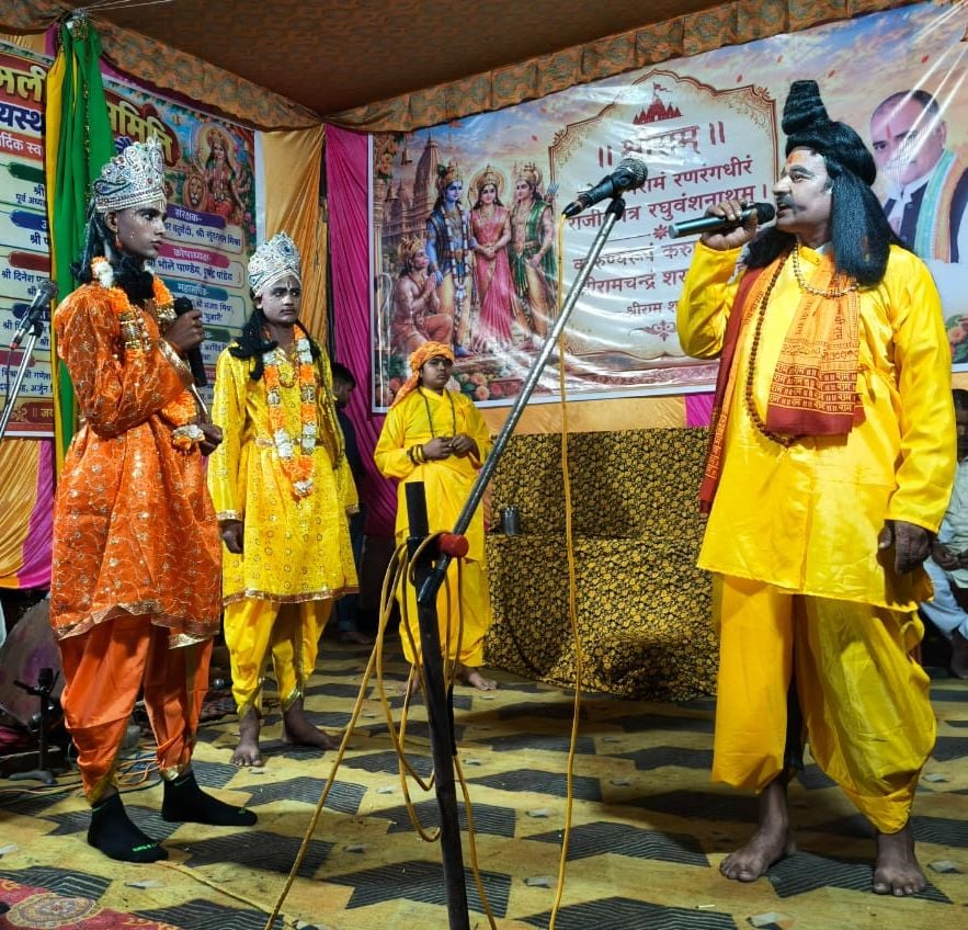 गोंडा में रामलीला का मंचन करते कलाकार।