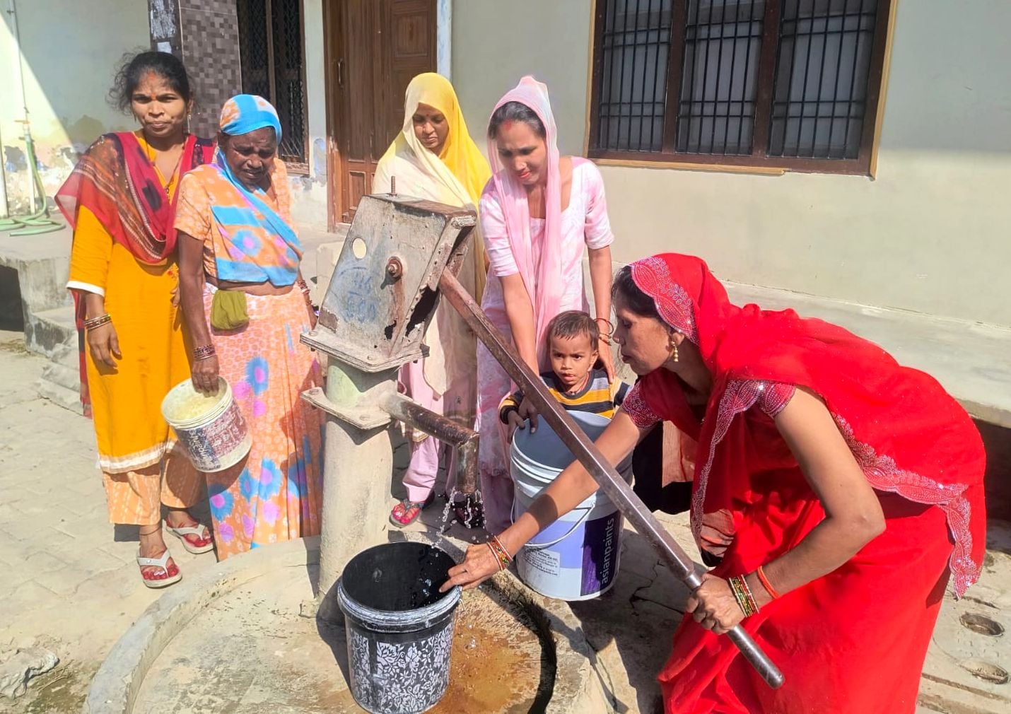 मोहल्ला चमकनी करबला में सूखी पड़ी पानी की टोटी। संवाद