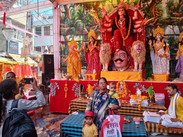 दुर्गापूजा पंडालों में पूजन करते श्रद्धालु। संवाद