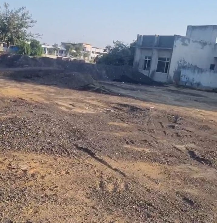फोटो-53: सेक्टर छह में अधूरा पड़ा रोड का निर्माण कार्य। संवाद