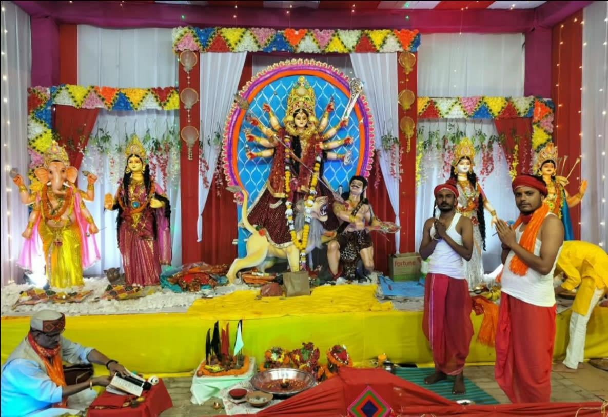 म्योरपुर के आश्रम मोड़ और कस्बे में सजे दुर्गा पूजा पंडाल