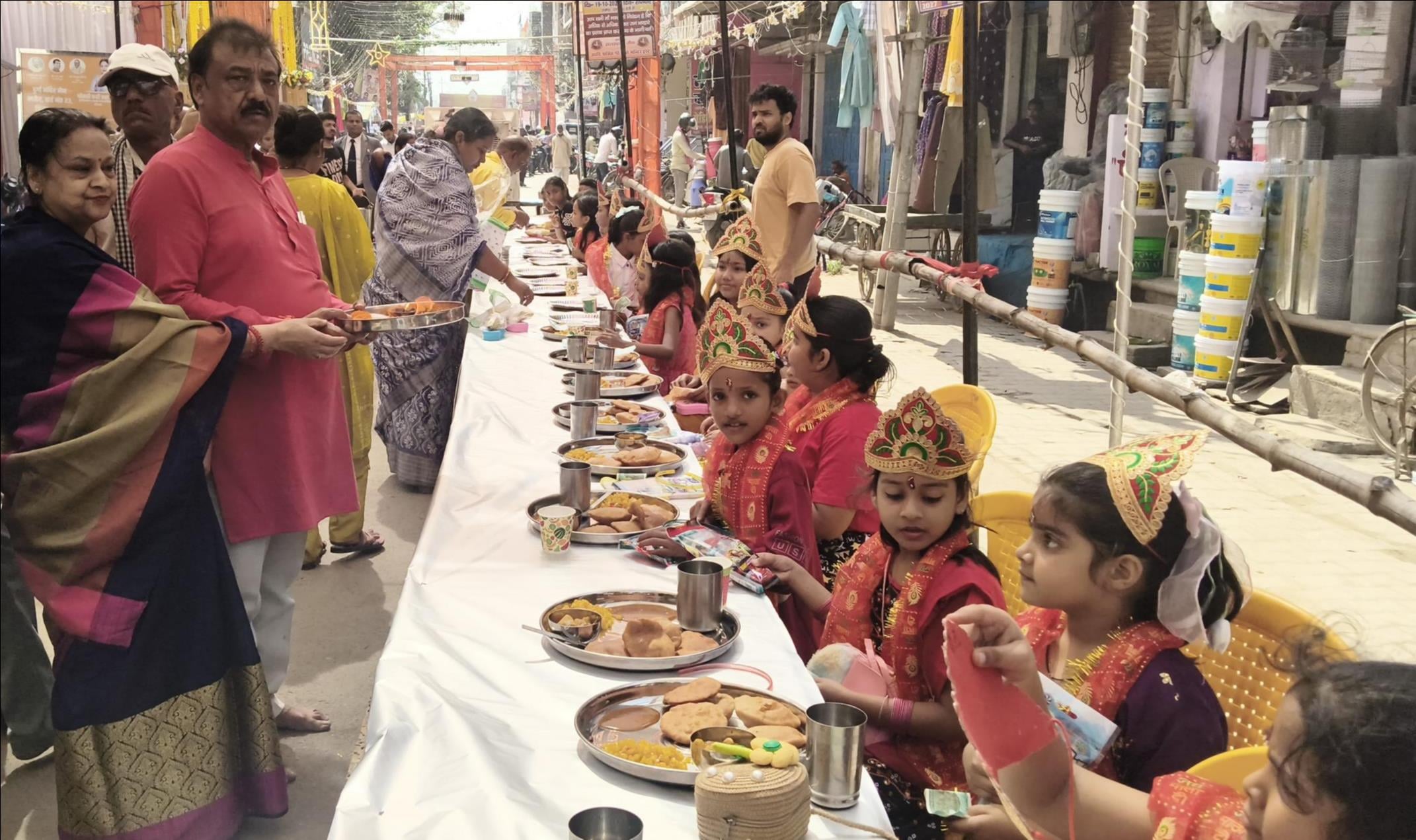 रॉबर्ट्सगंज नईबस्ती दुर्गा पूजा पांडाल में सांस्कृतिक कार्यक्रम के प्रतिभागी। संवाद