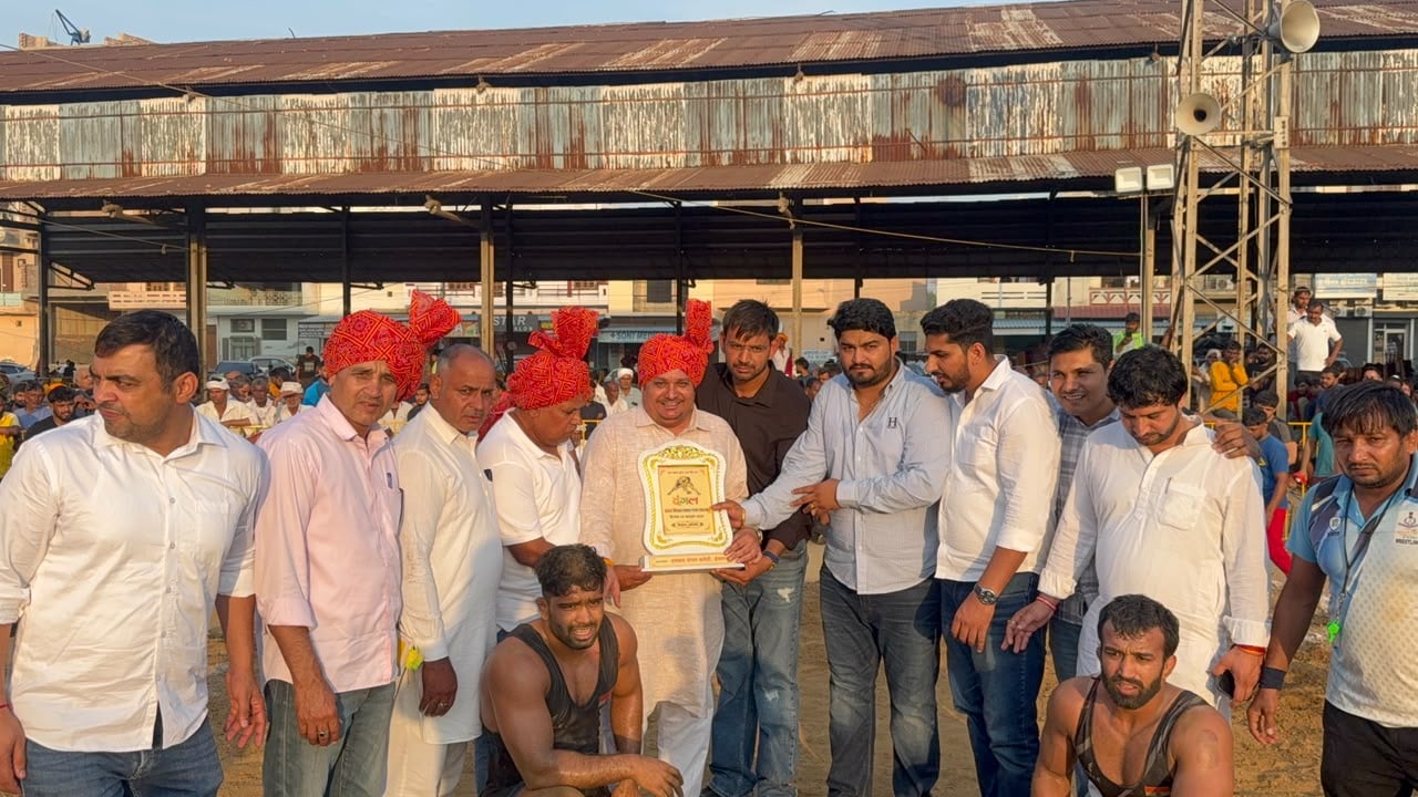 दशहरा पर इसराना में कुश्ती करते पहलवान। संवाद