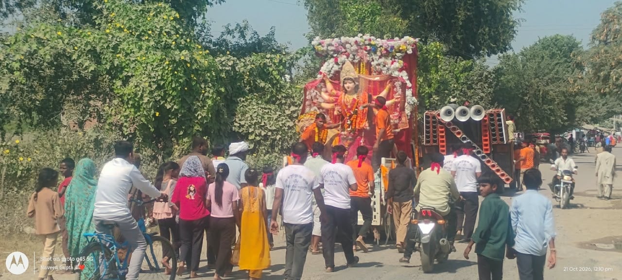 फोटो 21 सीकेटीपी 22 राजापुर क्षेत्र में देवी प्रतिमा विसर्जित करते भक्त। संवाद फोटो 21 सीकेटीपी 22 राजापुर क्षेत्र में देवी प्रतिमा विसर्जित करते भक्त। संवाद