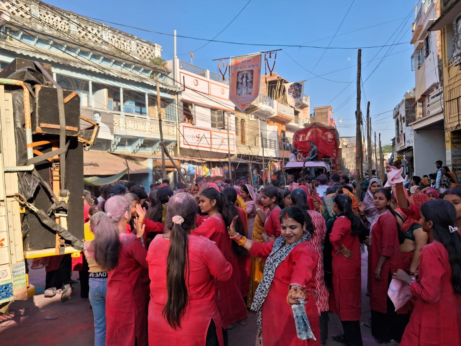 फोटो 21 सीकेटीपी 22 राजापुर क्षेत्र में देवी प्रतिमा विसर्जित करते भक्त। संवाद फोटो 21 सीकेटीपी 22 राजापुर क्षेत्र में देवी प्रतिमा विसर्जित करते भक्त। संवाद
