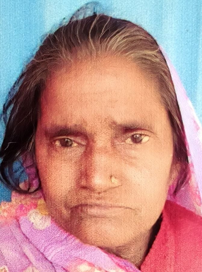 जलालाबाद में हंगामे के दौरान पुलिस से नोकझोंक करती महिला। संवाद