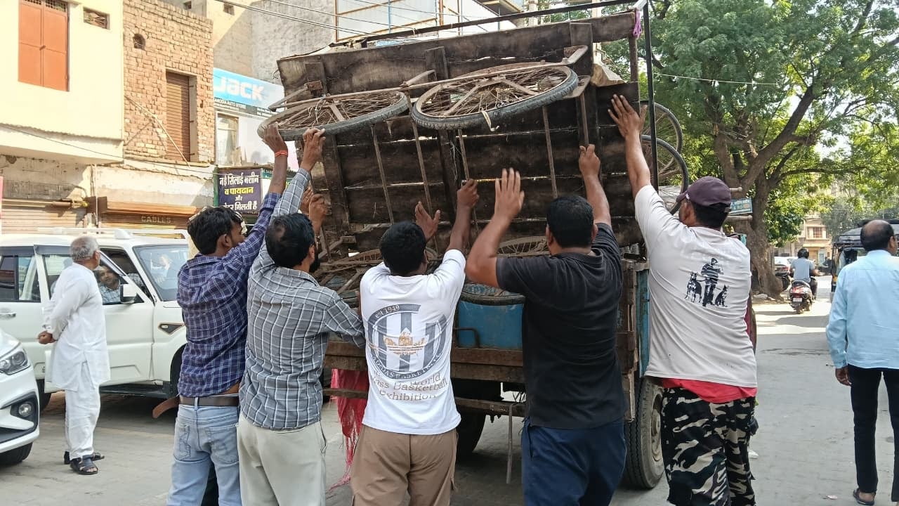 कोर्ट रोड पर दुकानदारों से बात करते यातायात प्रभारी विक्रांत। कोर्ट रोड पर दुकानदारों से बात करते यातायात प्रभारी विक्रांत।