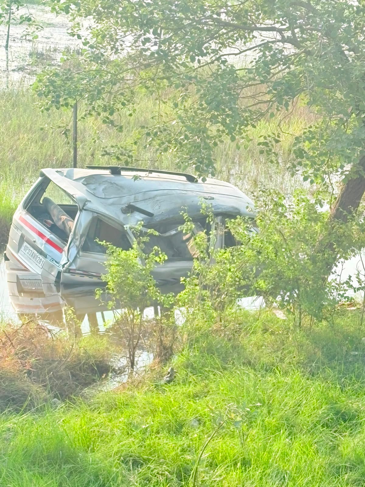 फोटो -25 हादसे के बाद बच्चों का हालचाल लेते थाना प्रभारी शिवशंकर सिंह। पुलिस
