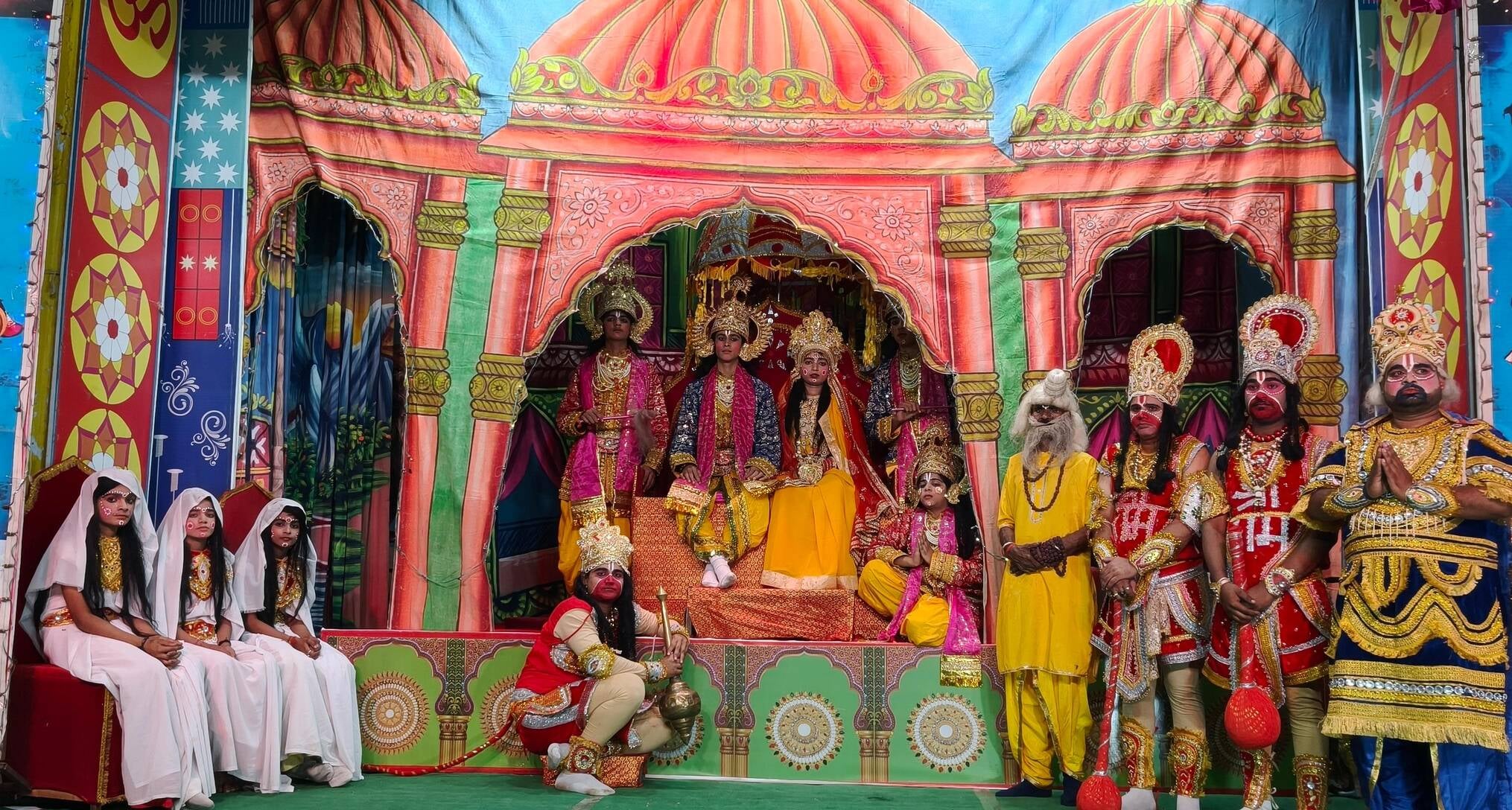 राज राज्याभिषेक का मंचन करते कलाकार - स्रोत आयोजक
