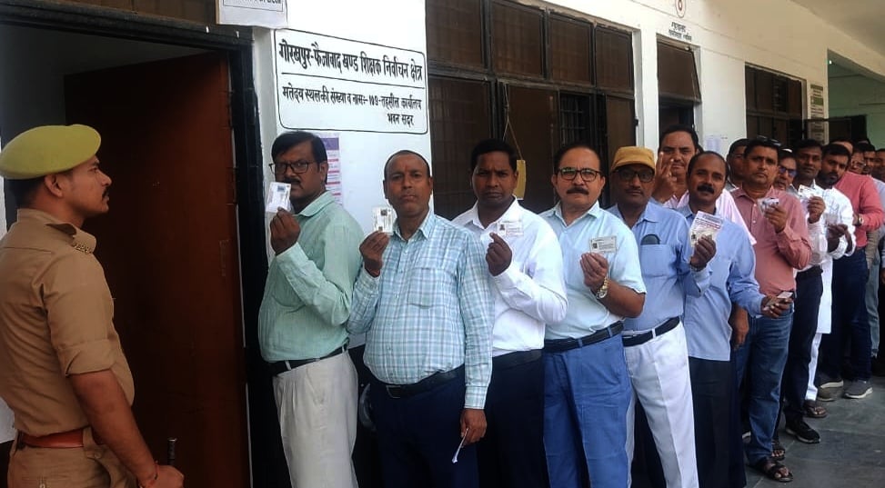 मतदान के लिए कतार में लगे मतदाता। स्रोत-वीडियो ग्रैब मतदान के लिए कतार में लगे मतदाता। स्रोत-वीडियो ग्रैब