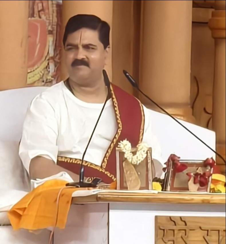 धानापुर में कथा सुनते लोग। स्रोत:-जागरूक पाठक