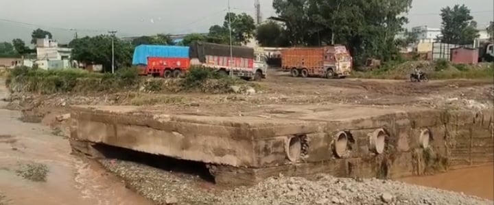 बरोटीवाला के मधाला स्थित हाऊसिंग बोर्ड कालोनी को जोड़ने वाली सड़क टूटी- संवाद। बरोटीवाला के मधाला स्थित हाऊसिंग बोर्ड कालोनी को जोड़ने वाली सड़क टूटी- संवाद।