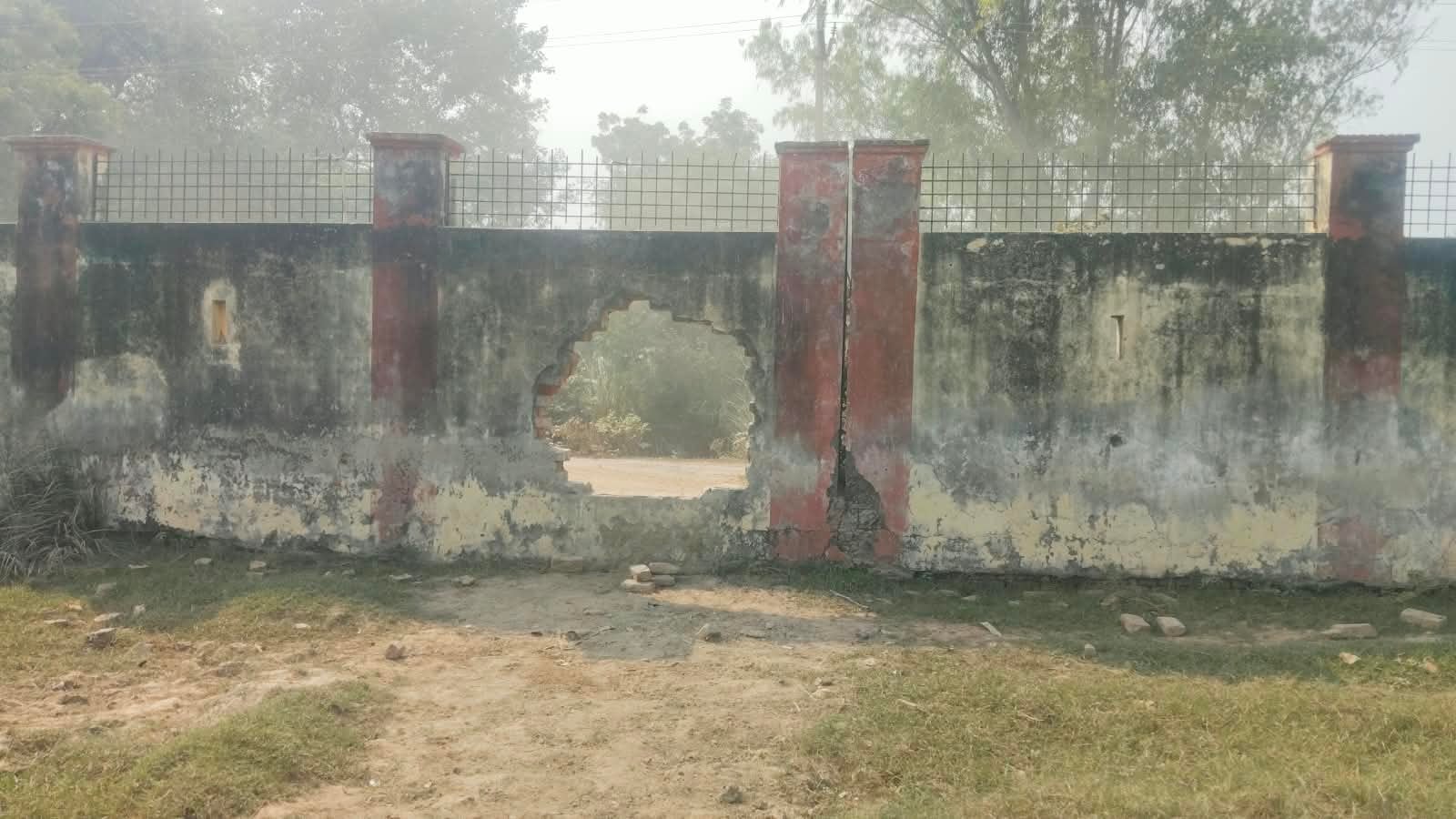 मंडी के मुख्य गेट के पास जर्जर सड़क से जाता गाड़ी में लदा धान। संवाद