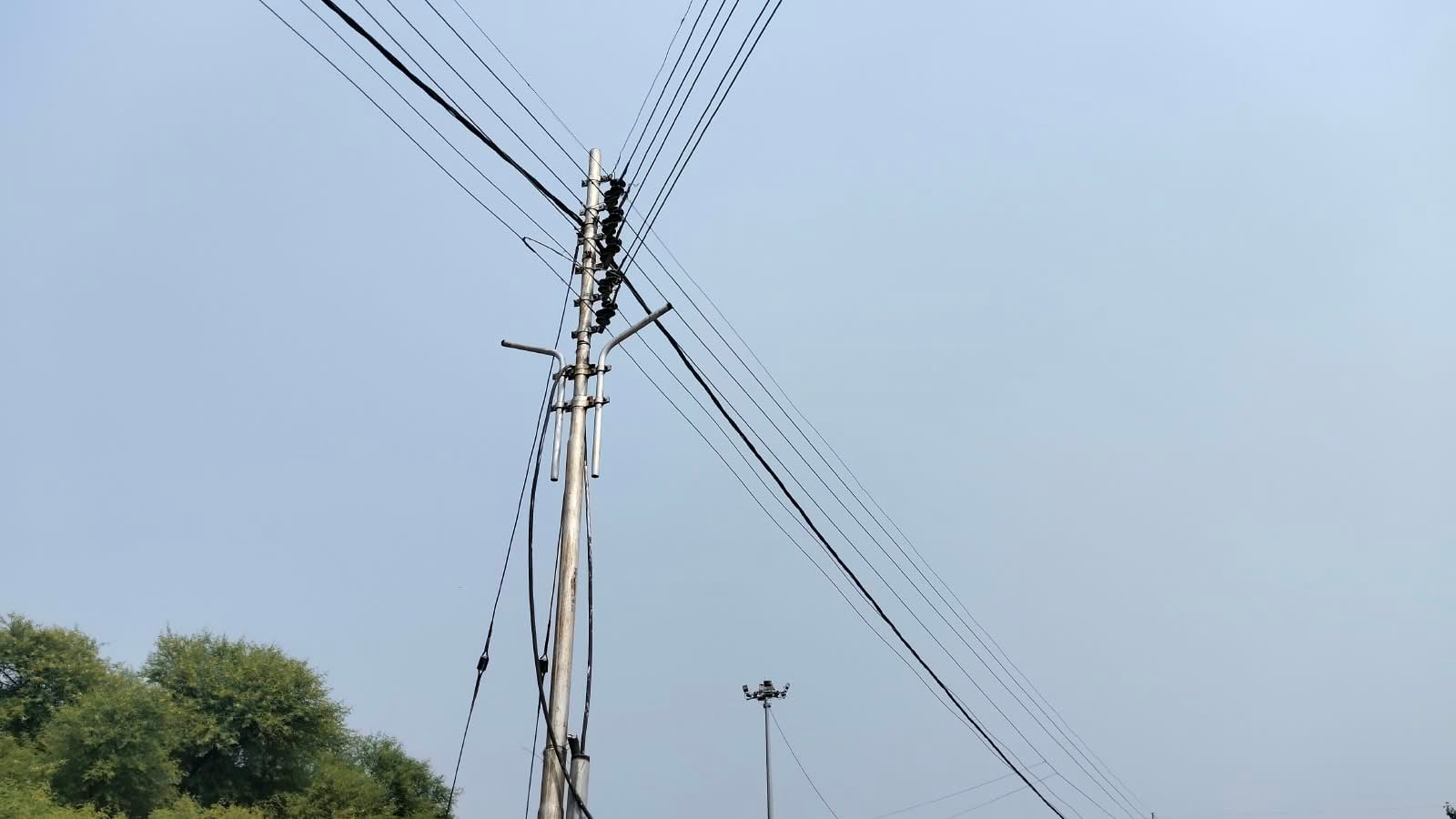 मंडी के मुख्य गेट के पास जर्जर सड़क से जाता गाड़ी में लदा धान। संवाद