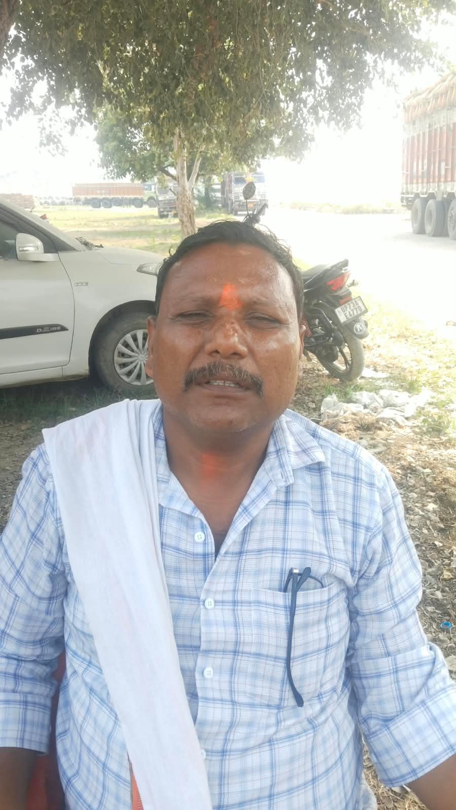 मंडी के मुख्य गेट के पास जर्जर सड़क से जाता गाड़ी में लदा धान। संवाद